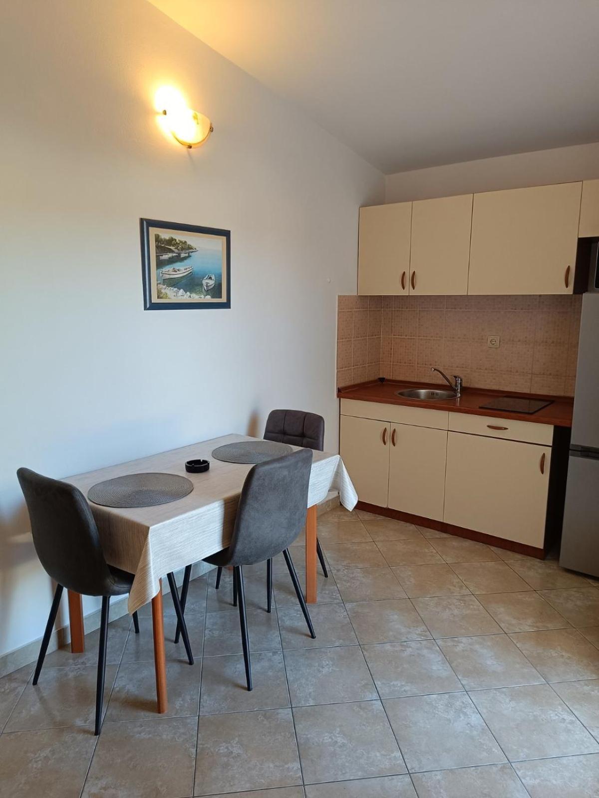 Apartmani Ljubo 프리모스턴 외부 사진