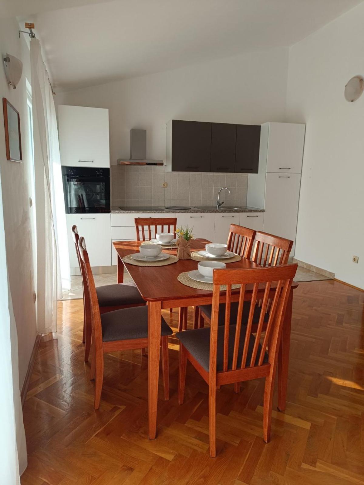 Apartmani Ljubo 프리모스턴 외부 사진